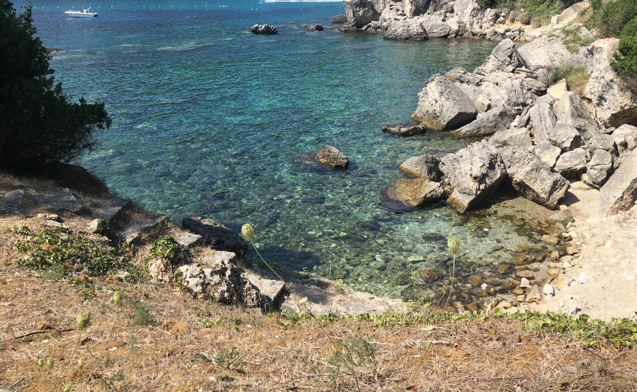 Photo de Polyos Beach avec terrain rocheux de surface