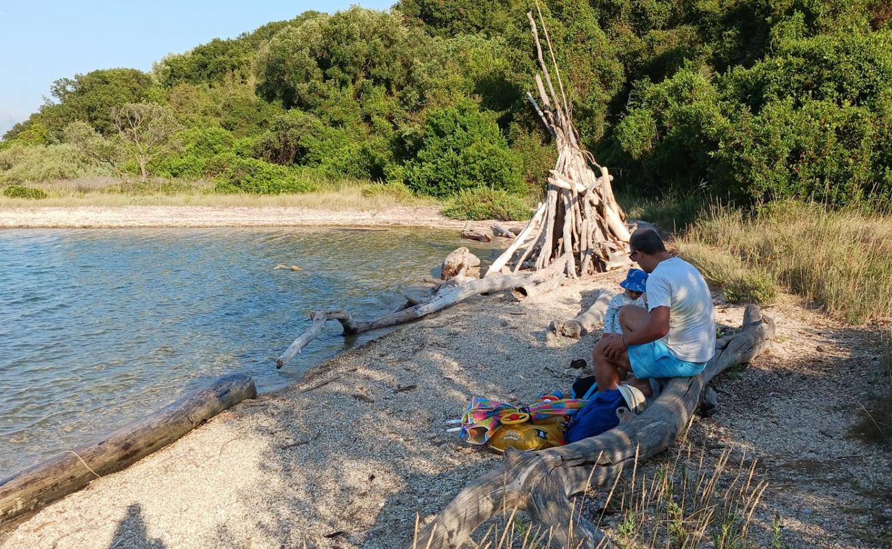 Photo de Korfovounia Beach avec galets beige de surface