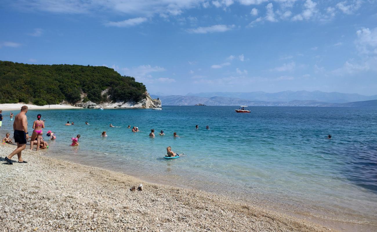 Photo de Vromolimni Beach avec galets beige de surface