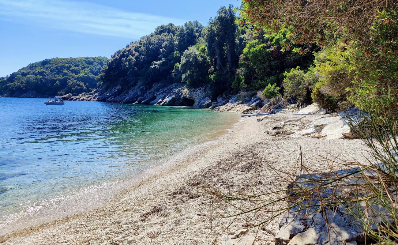 Photo de Vouvalomantria Beach avec galets beige de surface