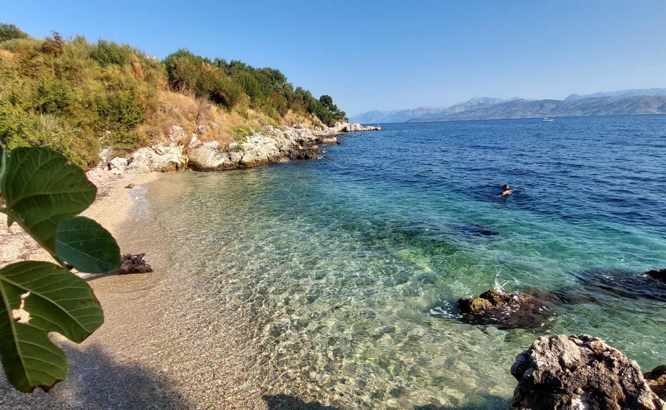Photo de Karavi Beach avec sable beige & galets de surface