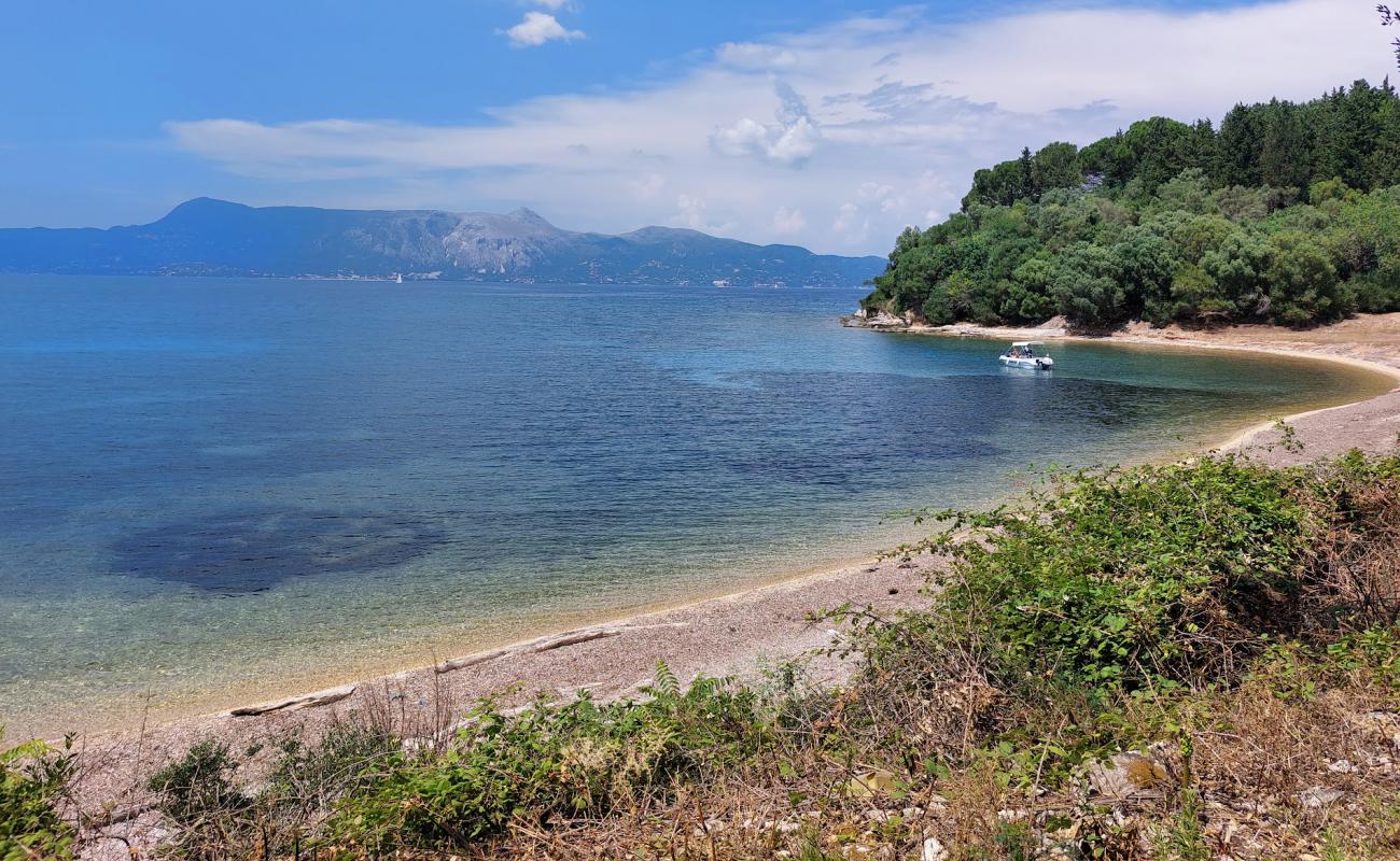 Photo de Tramoudana Beach of Vidos avec petits galets beige de surface