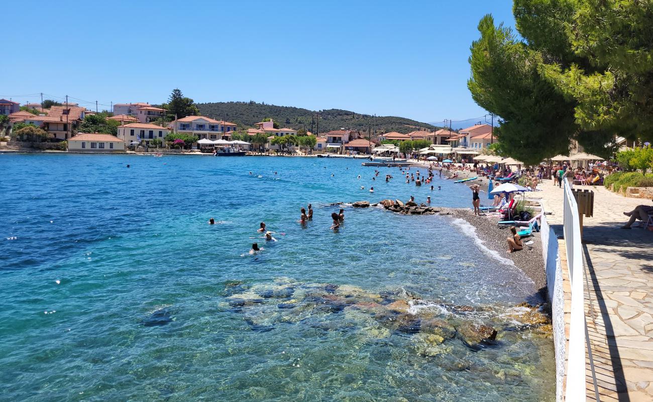 Photo de Trizonia Beach avec petits galets gris de surface