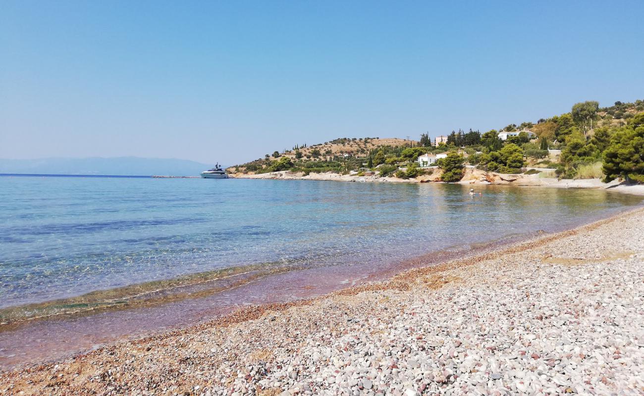 Photo de Kouzounos Beach avec petits galets gris de surface