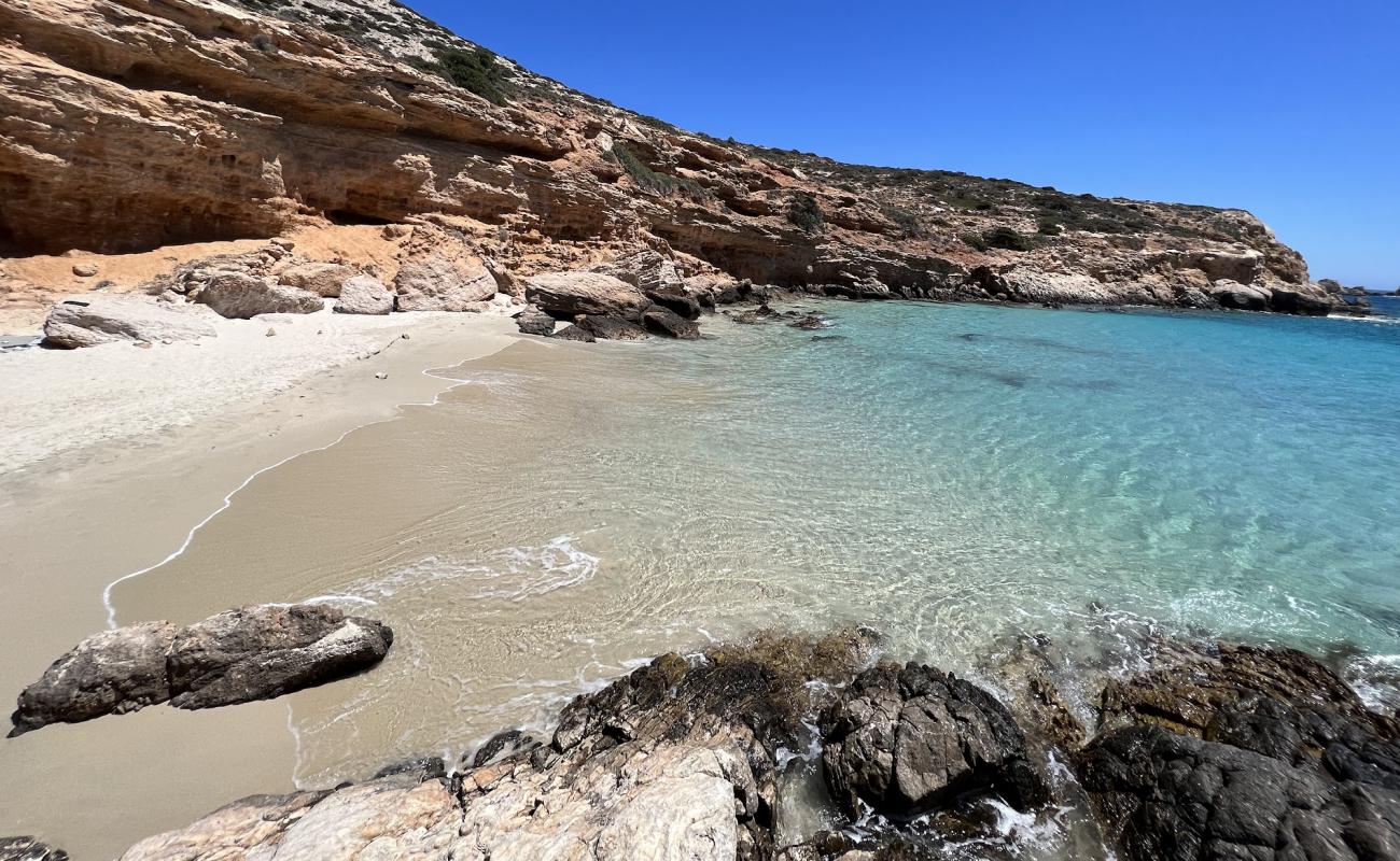 Photo de Fykio Beach avec sable beige de surface