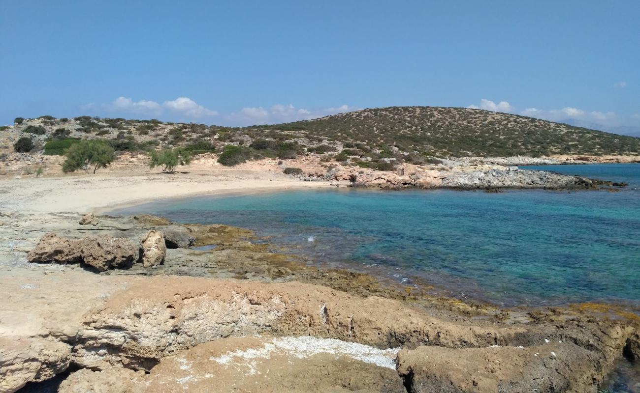 Photo de Paralia Fikio avec sable beige de surface