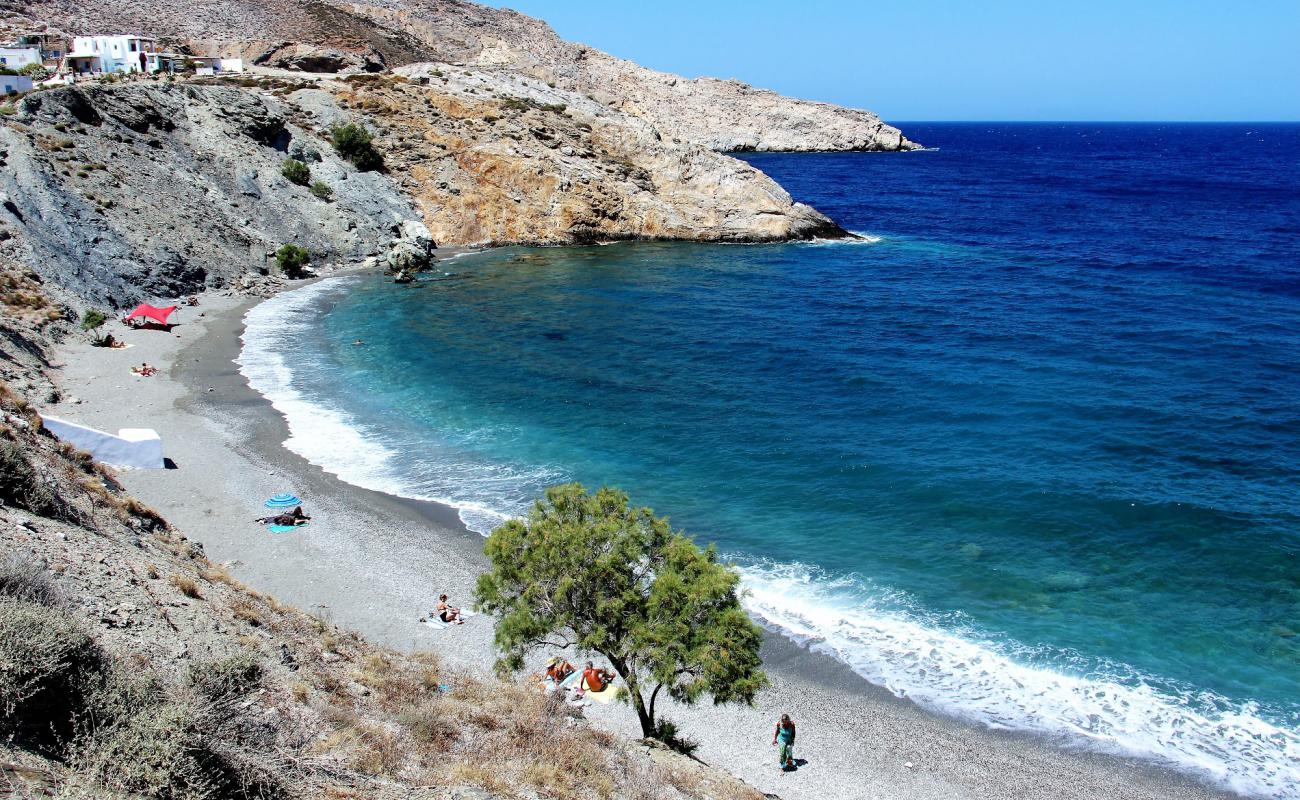 Photo de Vardia Beach avec sable gris de surface