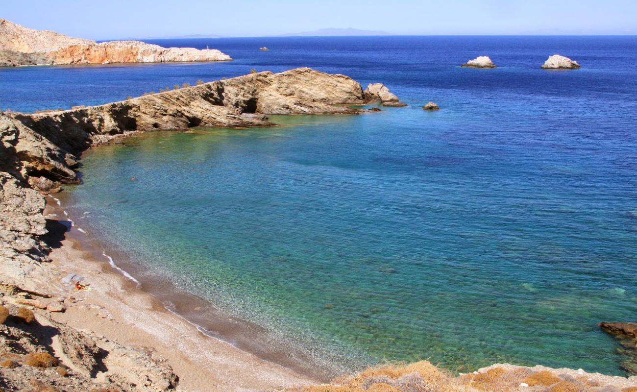 Photo de Vitsentzou Beach avec petits galets gris de surface