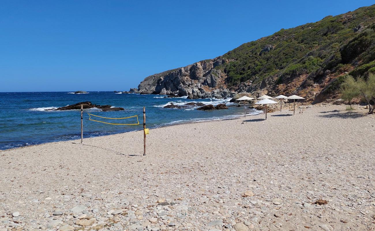 Photo de Agios Nikolaos Beach avec sable gris & galets de surface
