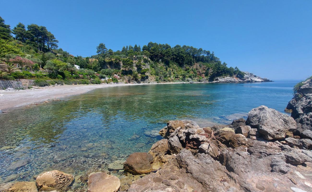 Photo de Kastri Beach avec sable gris & rochers de surface