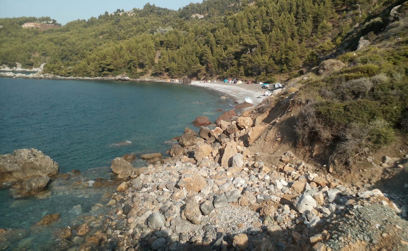 Photo de Aleppo Beach avec sable gris & rochers de surface