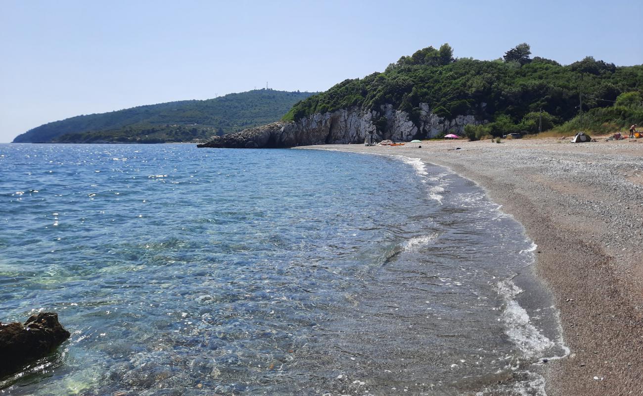Photo de Agios Ioannis Beach avec sable gris & galets de surface