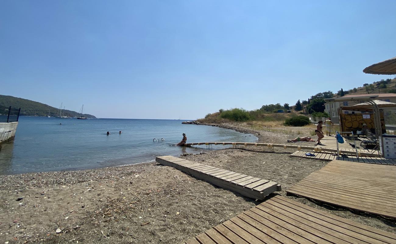 Photo de Paralia Agiou Stefanou avec sable gris & rochers de surface