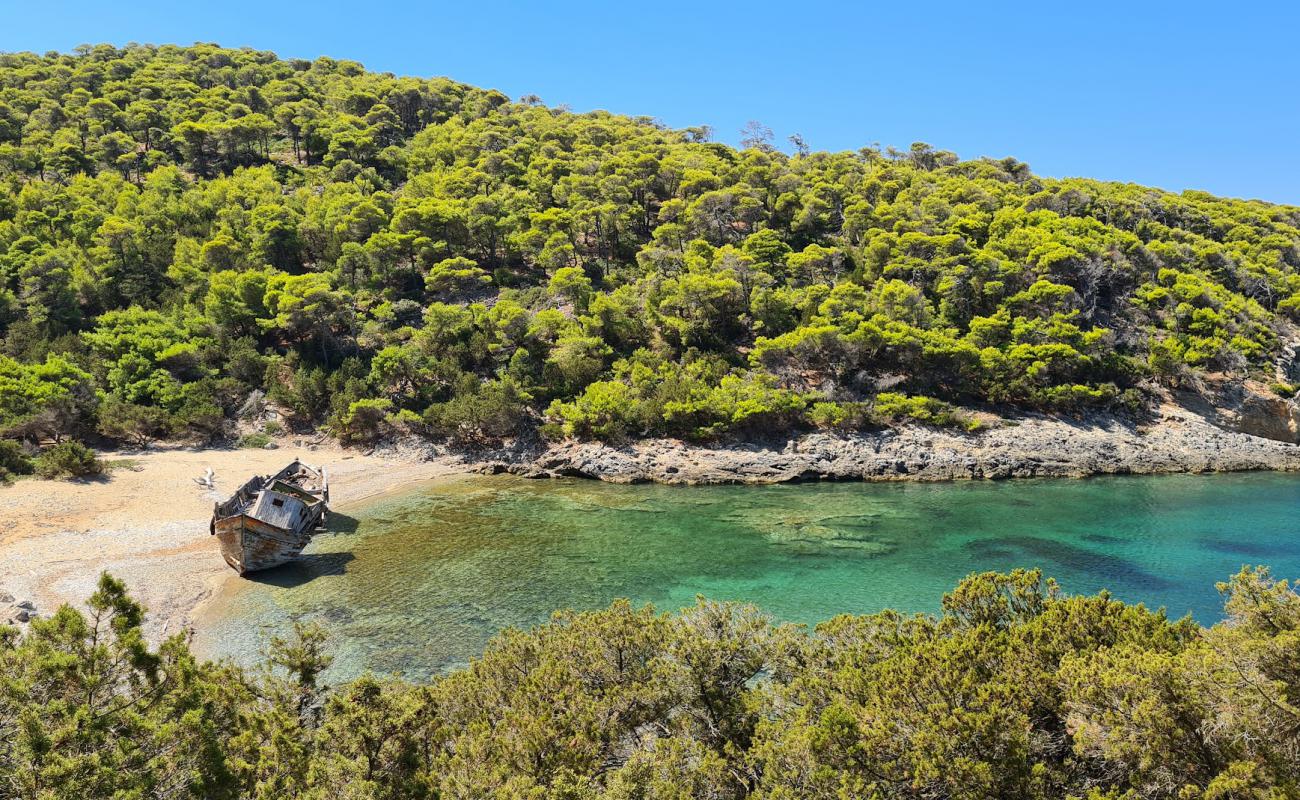 Photo de Agalipa Shipwreck Beach, Skyros avec sable gris & galets de surface