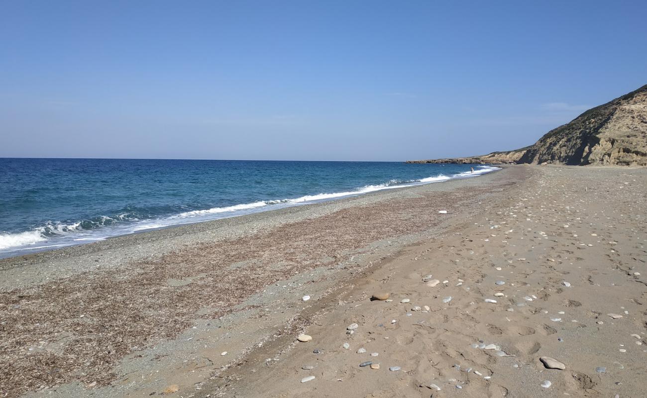Photo de Paralia Kareflou avec sable gris & galets de surface
