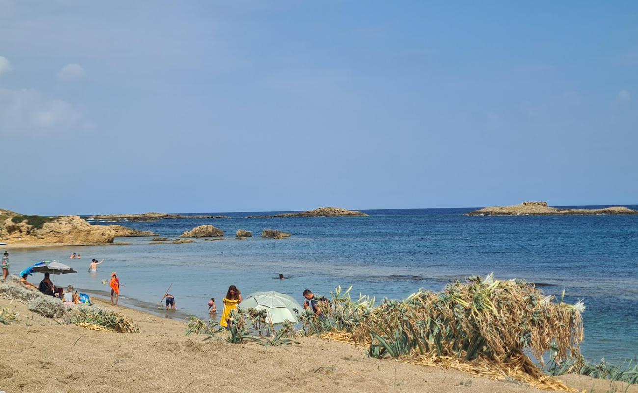 Photo de Pouria Beach avec sable beige de surface