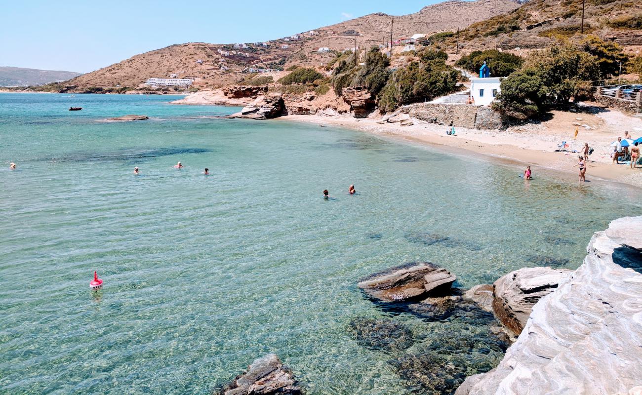 Photo de Agios Kyprianos Beach avec sable beige & pierres de surface