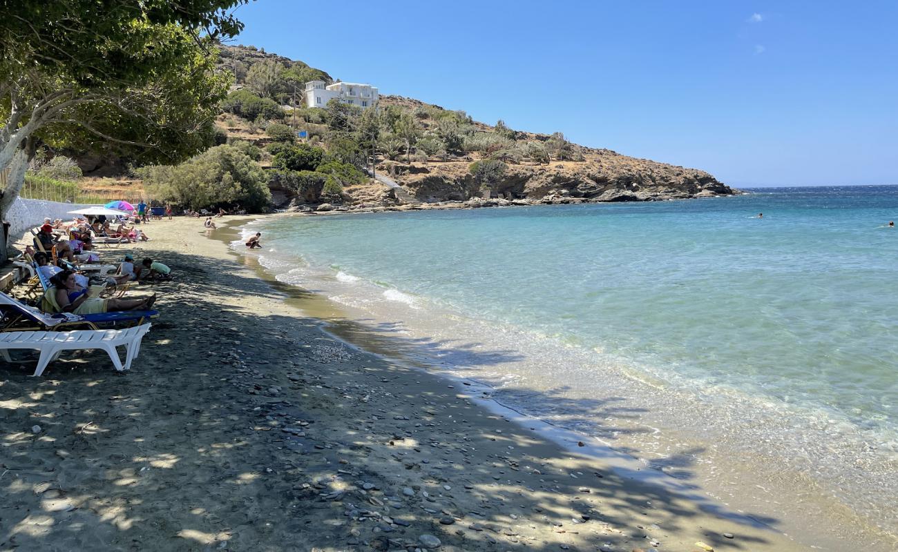 Photo de Paralia Agia Marina avec sable beige de surface