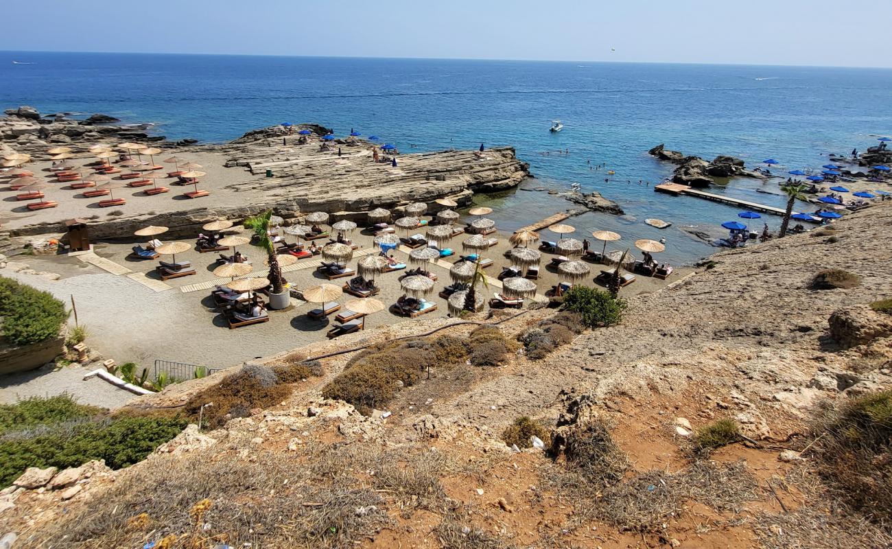 Photo de Oasis Beach Kallithea avec sable beige & pierres de surface