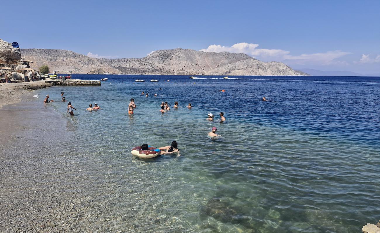 Photo de Paradeisos Beach avec petits galets gris de surface