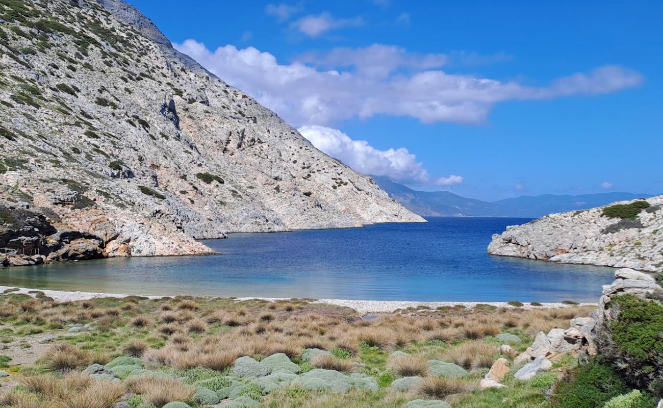 Photo de Tourkolimnionas Beach avec galets gris de surface
