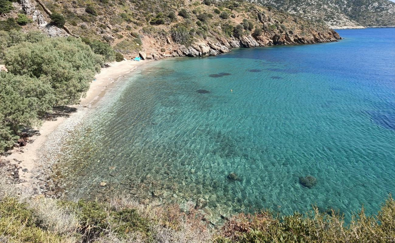 Photo de Agia Triada Beach avec sable beige & galets de surface
