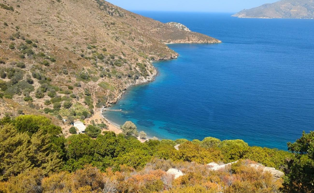 Photo de Koumara Beach avec petits galets beige de surface
