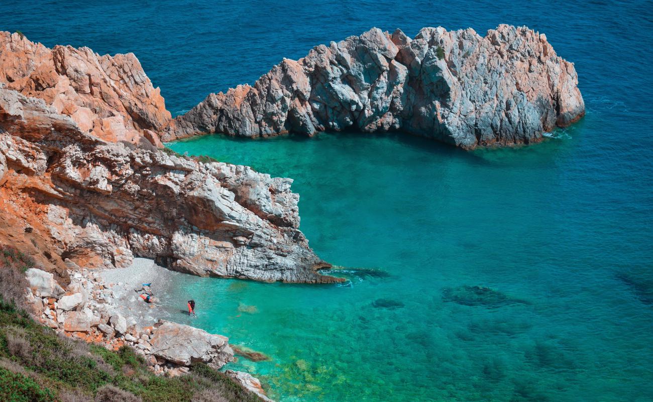 Photo de Prioni Beach avec terrain rocheux de surface