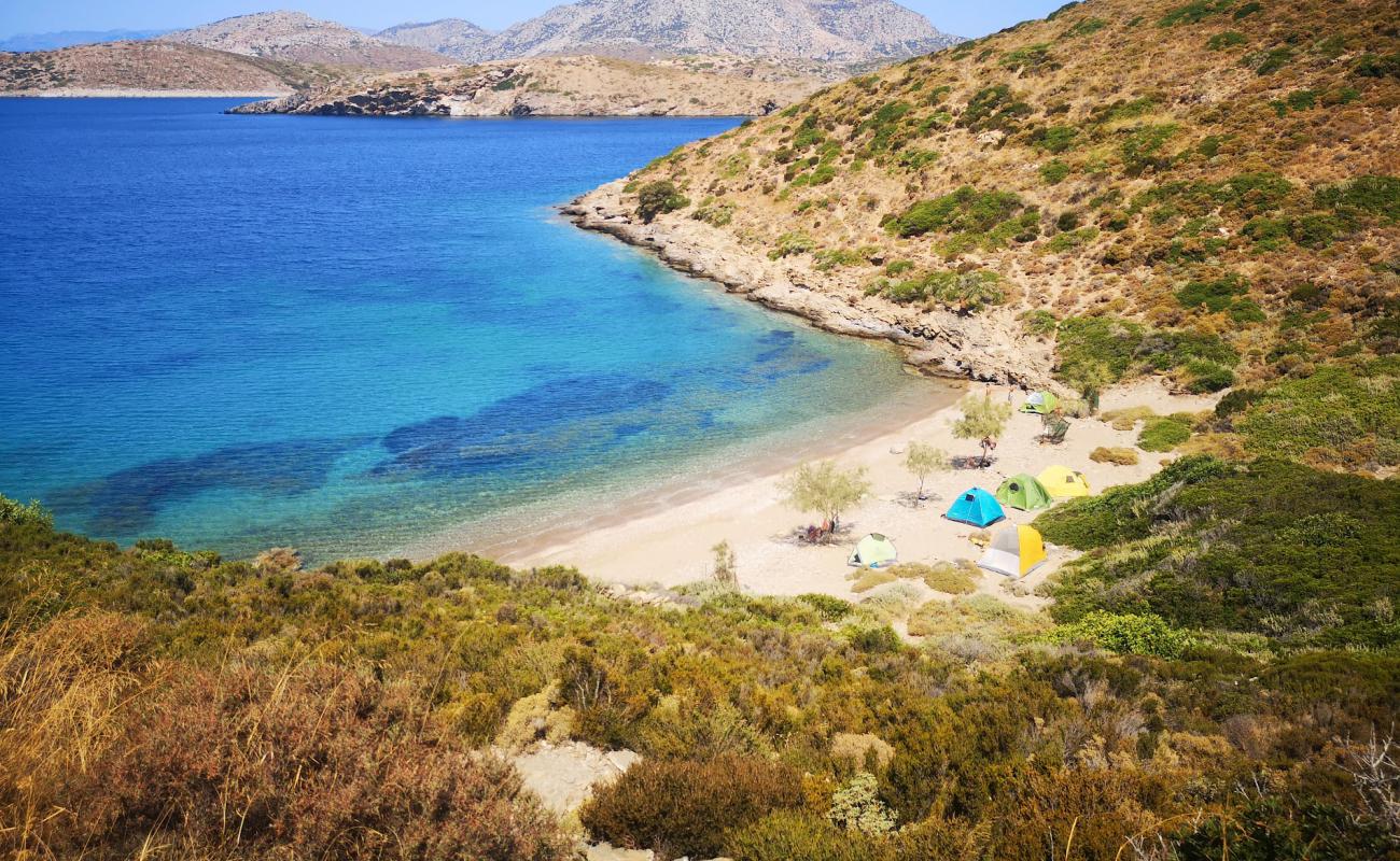 Photo de Elidaki Beach avec sable gris & rochers de surface