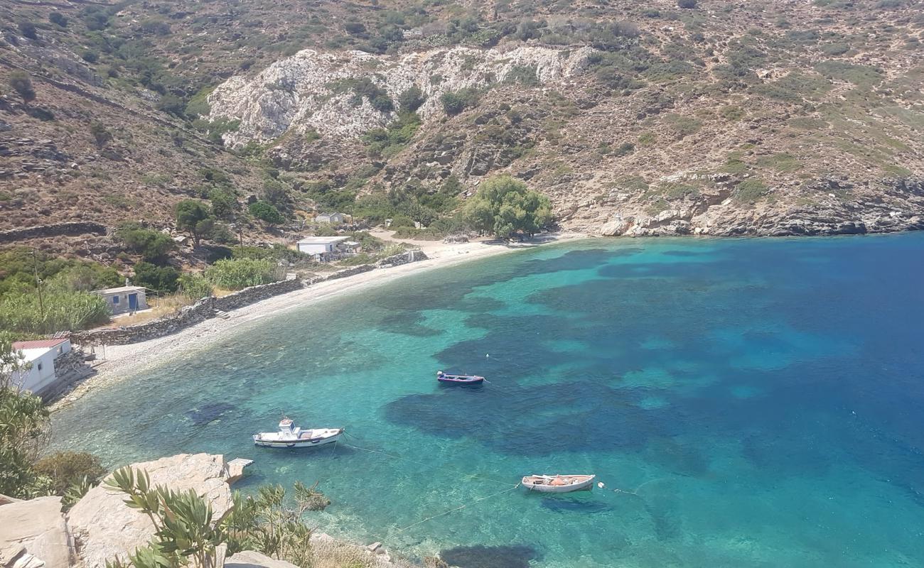 Photo de Poulos Beach avec galets gris de surface