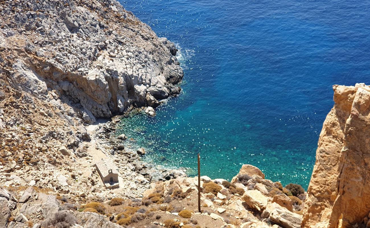 Photo de Saint Georgios Beach avec terrain rocheux de surface