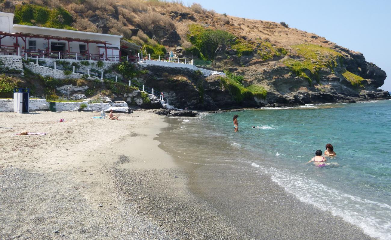Photo de Partheni Beach avec sable gris & galets de surface