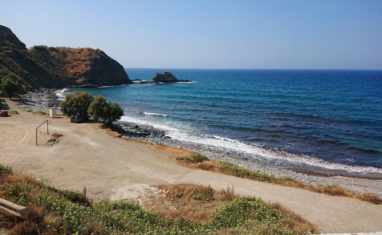 Photo de Paralia Fitema avec terrain rocheux de surface