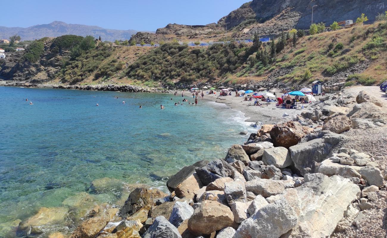 Photo de Paralia Evdilos avec sable gris & galets de surface