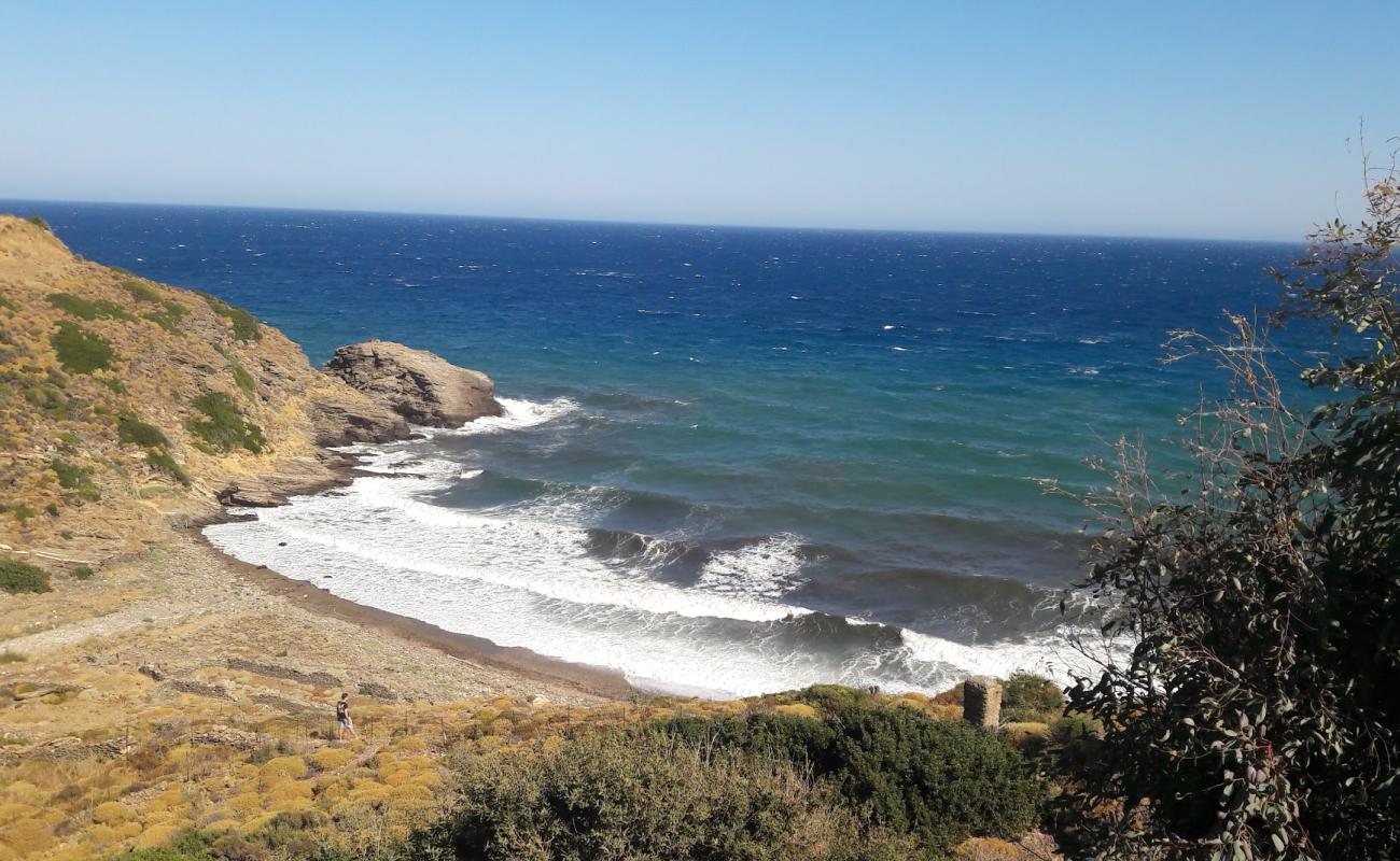 Photo de Miliondas Beach avec sable gris & rochers de surface