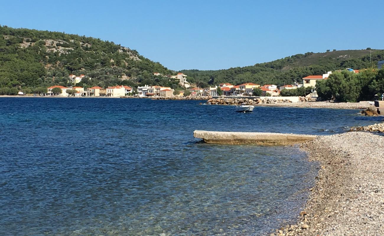 Photo de Paralia Kardamila avec galets gris de surface