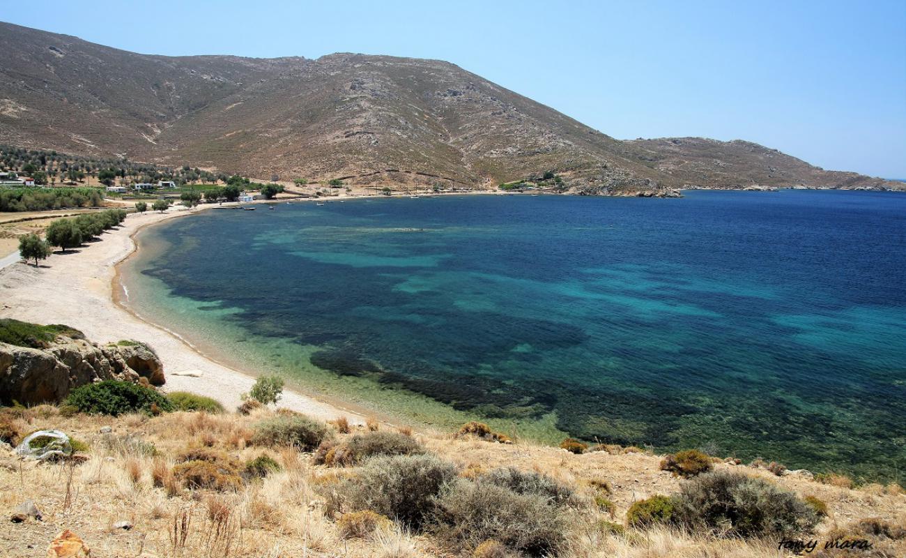 Photo de Paralia Diakofti avec sable gris & rochers de surface