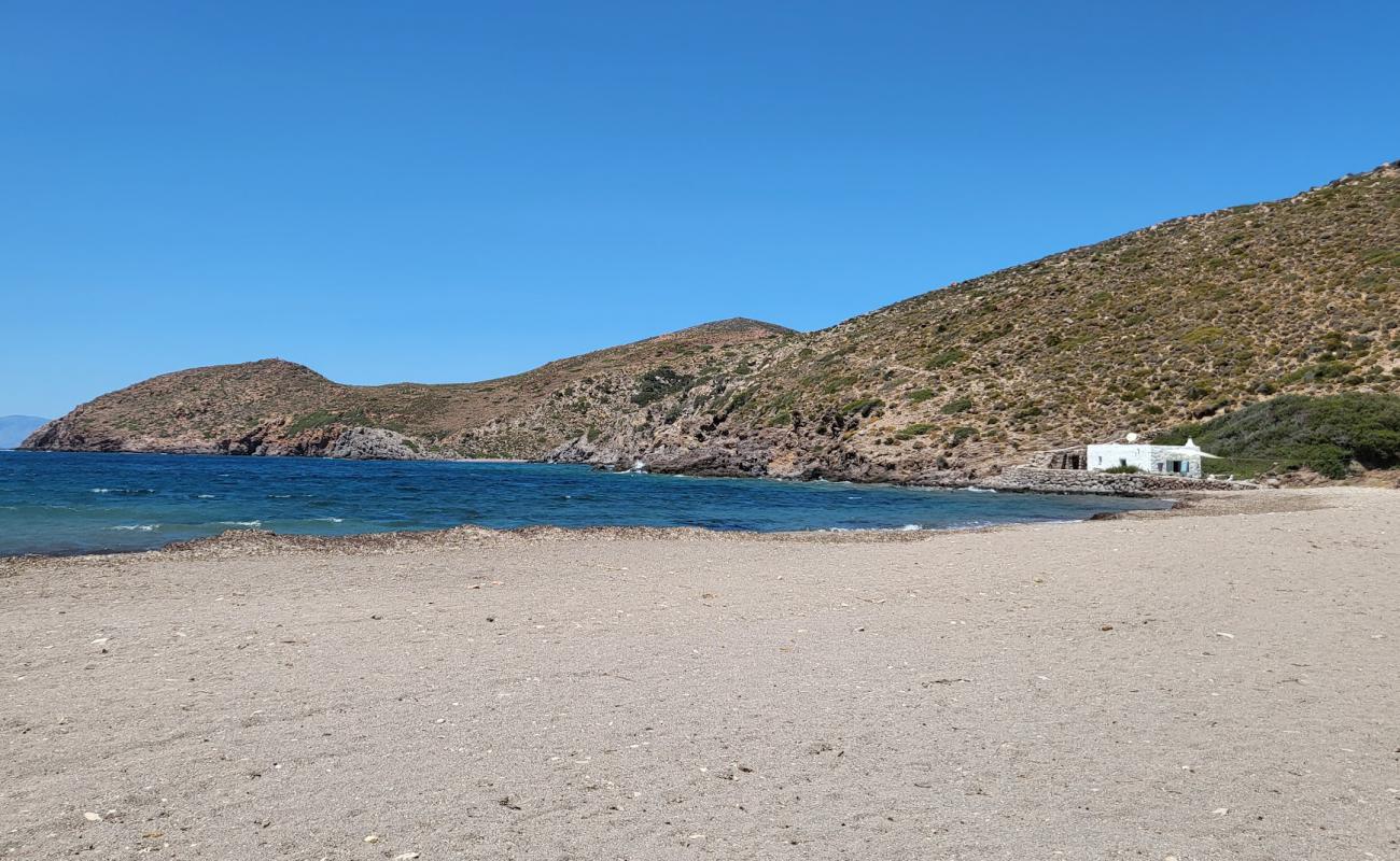 Photo de Lefkes Beach avec sable gris & rochers de surface