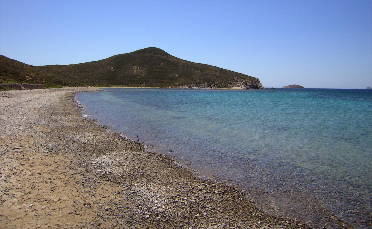 Photo de Paralia Panagia Geranou avec petits galets gris de surface