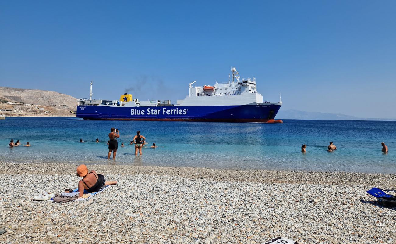 Photo de Kalymnos Beach avec sable gris & galets de surface