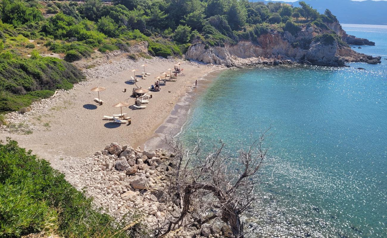 Photo de Chrisopetro Beach avec sable beige & galets de surface