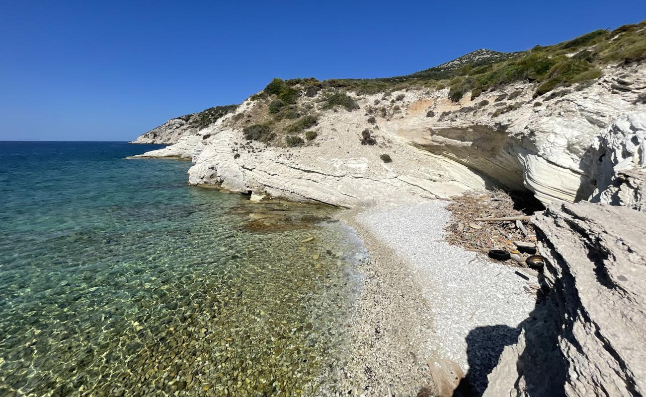 Photo de Aspros Kavos Beach avec terrain rocheux de surface