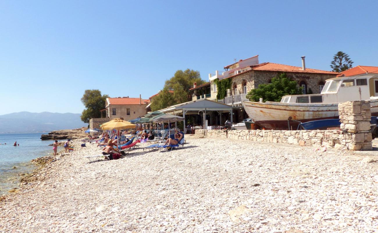 Photo de Tarsanas Beach avec terrain rocheux de surface