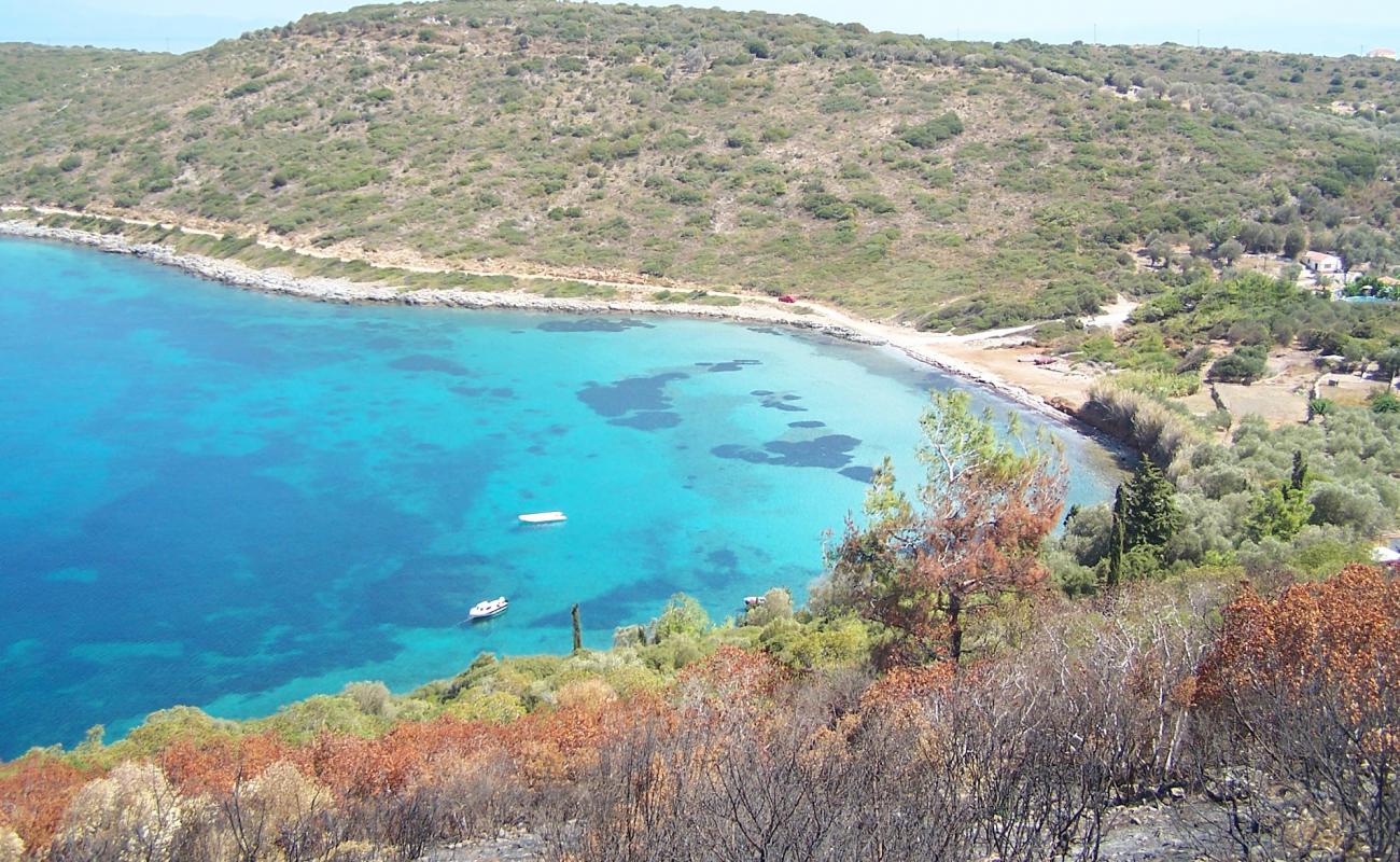 Photo de Paralia Asprochorti avec sable gris & rochers de surface