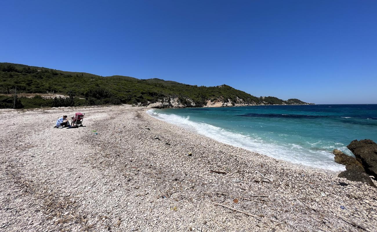 Photo de Agia Markella Strand avec galets gris de surface