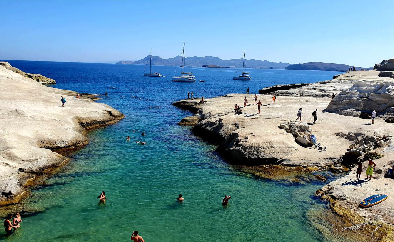 Photo de Sarakiniko Beach avec roches de surface