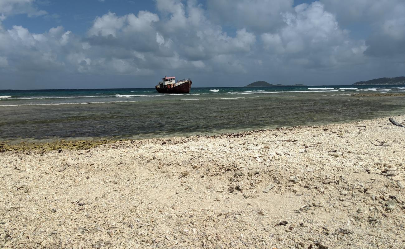 Photo de Petit Carenage beach avec sable beige & pierres de surface