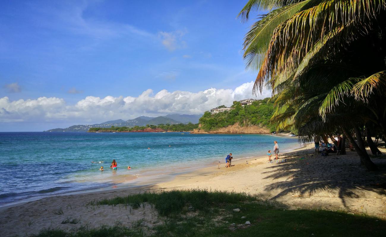 Photo de Morne Rouge beach II avec sable lumineux de surface