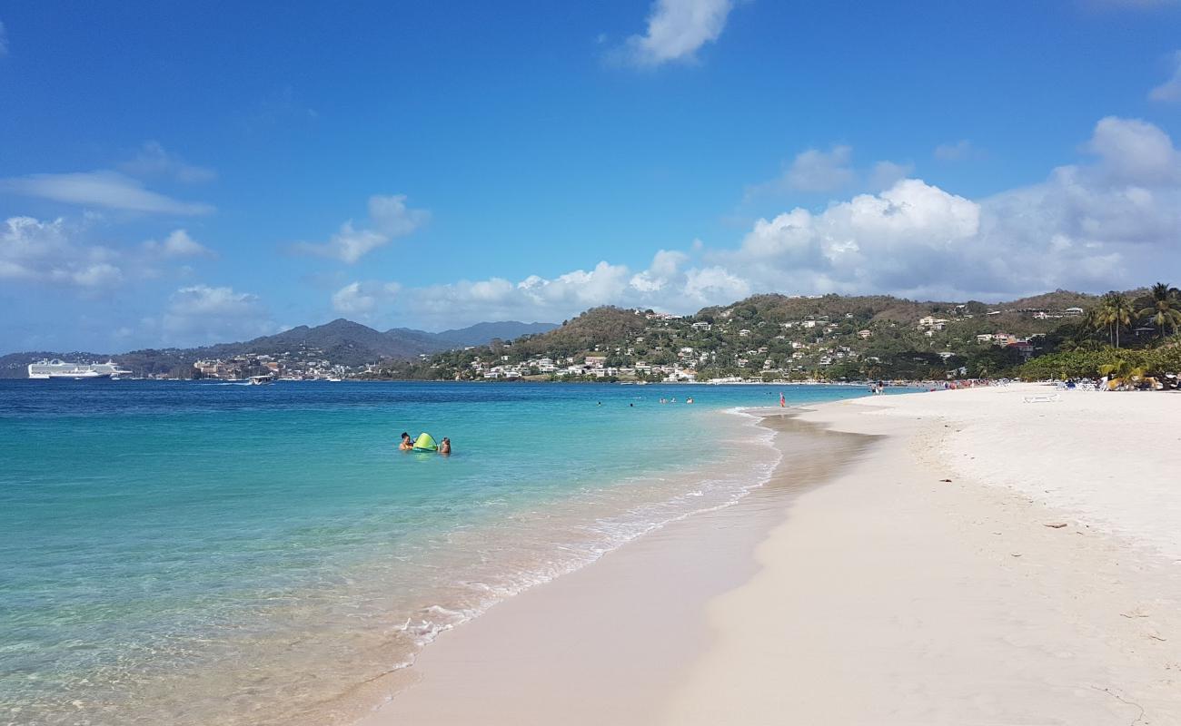 Photo de Grand Anse beach avec sable beige fin de surface