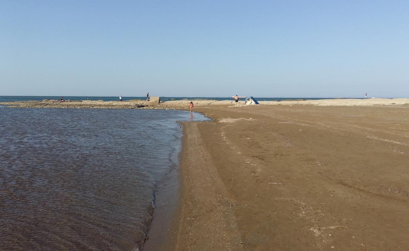 Photo de Mayak Beach avec sable lumineux de surface